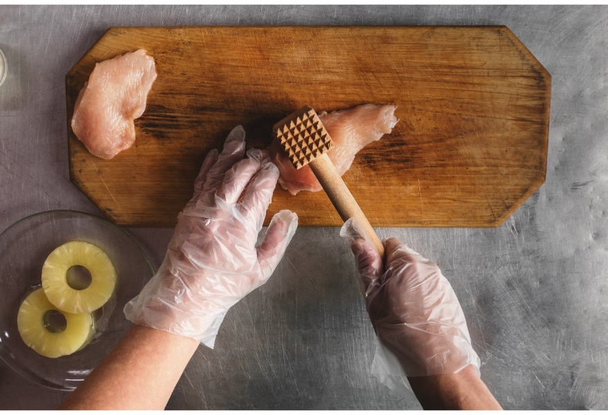 肉を適度に叩き同じ厚さにする