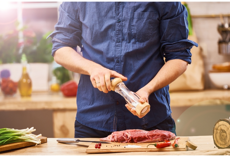 塩コショウを肉に馴染ませる