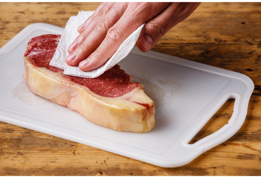 キッチンペーパーでふき取る